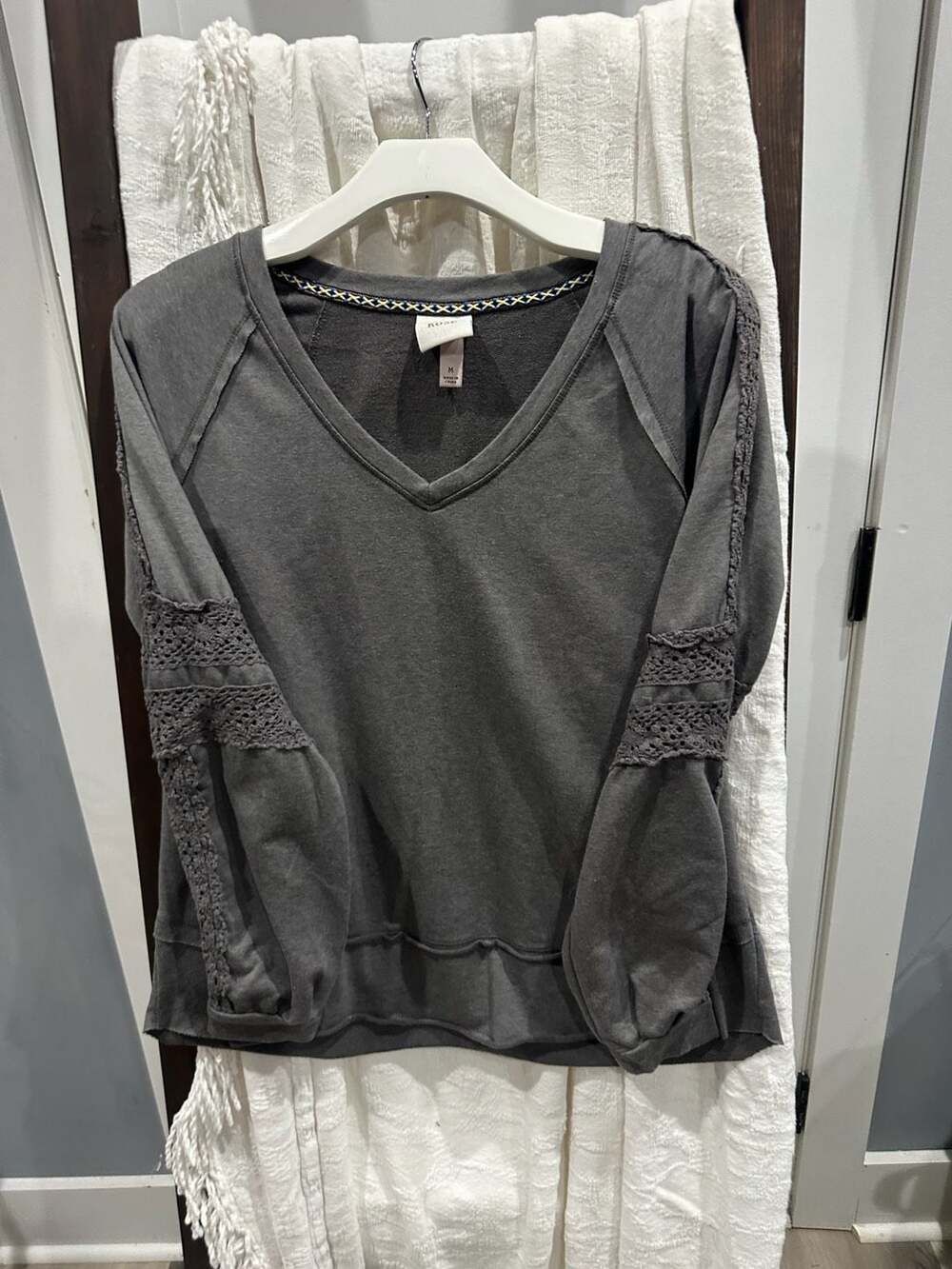 Knox Rose Sweatshirt Size M Gray V-Neck Lace Sleeve